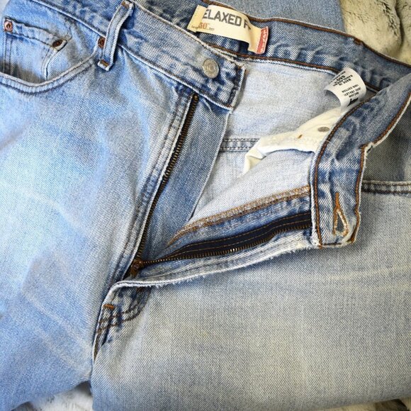 Levi's 550 Red Tab Light Wash Relaxed Fit Jeans - Picture 9 of 15